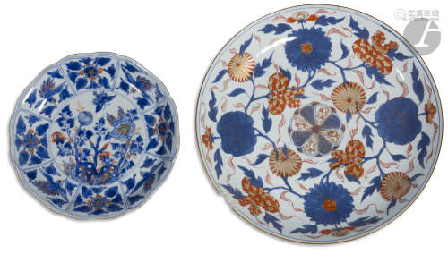 CHINE - XVIIIe siècle Un plat rond et une assiette légèrement polylobée en porcelaine émaillée en