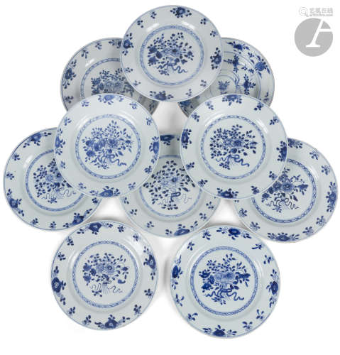 CHINE - XVIIIe siècle Ensemble de neuf assiettes en porcelaine blanche à décor en bleu sous couverte