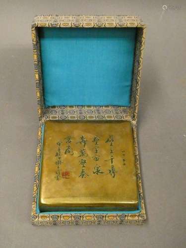 CHINA Gilt bronze inkwell with ideograms engraved on the lid. Dim : 3x10x10cm