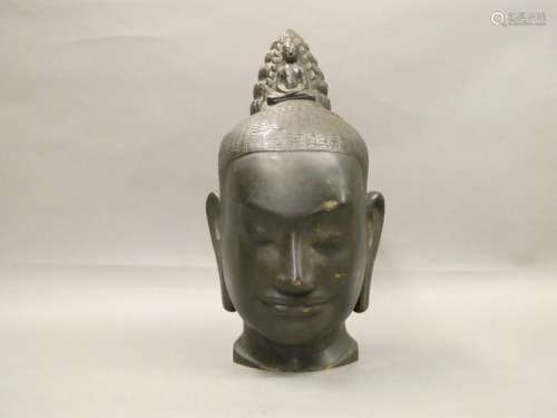 Large metal deity head. Size: 36 x 18.5 x 13 cm.