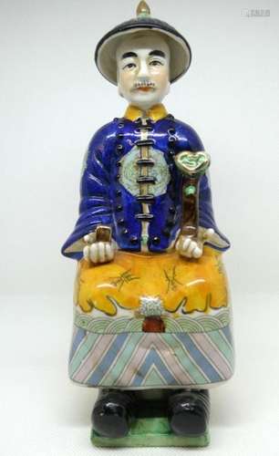 CHINA Seated character in enamelled polychrome porcelain. Stamp on the reverse, Republican period. H. : 27 cm