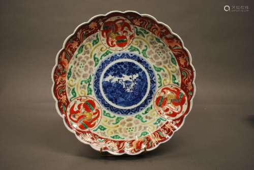 JAPAN Large dish with poly-lobed edges decorated in the imari style of phoenix and in the centre a scene decorated in blue with characters. End of the XIXth century Diameter: 31 cm