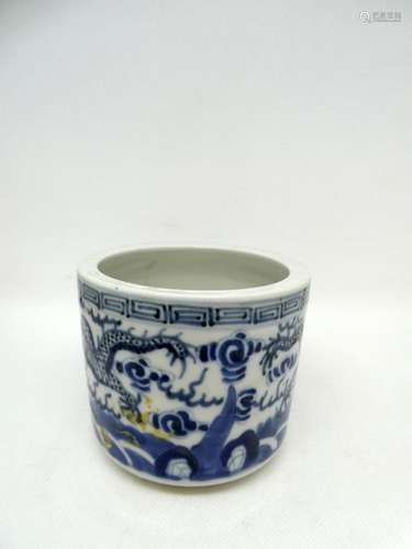 CHINA Small porcelain brush holder with white and blue dragon decoration. Size : 9 x 10 cm