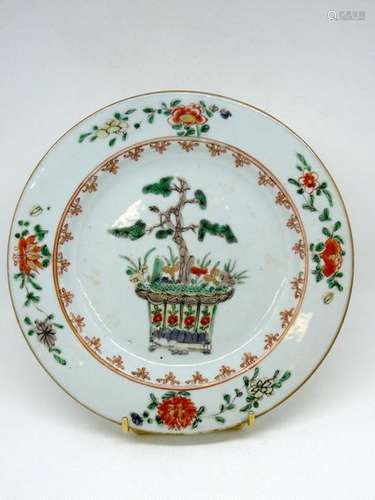 CHINA, 18th century Enamelled porcelain plate with central decoration of a pine tree in a planter. Diam : 22,5cm