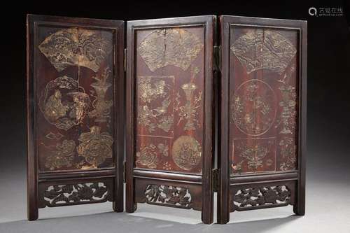 CHINE  Small three-leaf literary screen in wood carved with precious objects, fruits, leaves, birds and characters in cartridges formerly lacquered in the Coromendel manner. On the back are plaques with motifs of poems and inscriptions framed with lotus flowers. 19th century for the screen, the front engraved plates. Dim. leaf : 31 x 15 cm