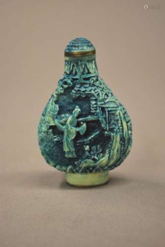 CHINA Snuffbox bottle decorated in relief with characters and palaces. Glued stopper ? Ht : 7cm