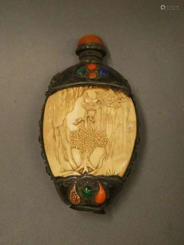 CHINA Ivory snuffbox carved with a mountain scene. Metal frame set with cabochons. H. : 12 cm