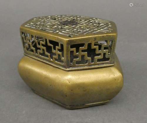 CHINA Small bronze rotten pot with a medal patina, the openwork lid. Dim. 6 x 10 x 7cm