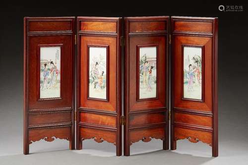 CHINA Small four-panel wooden scholar's screen framing four rectangular porcelain plaques decorated with quality ladies in rose family enamels. 20th century Size: 44,5cm