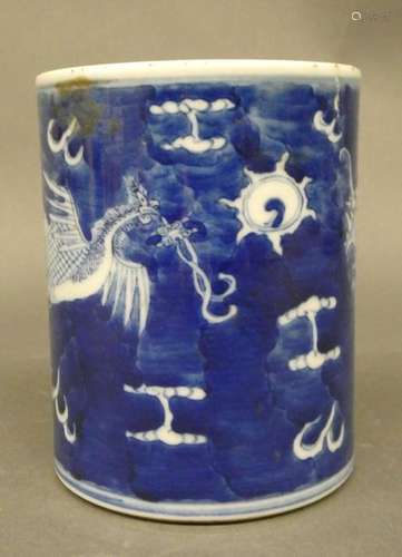 LOT 168 VAC 83 CHINA Porcelain brush holder with dragon motif. Size : 13 x 10,3 cm