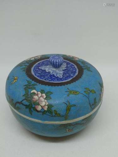 JAPAN Circular porcelain box with polychrome decoration of flowers and branches. Marked on the reverse side. Size : 8,8 x 12,7 cm