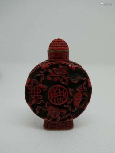 CHINA Snuffbox in cinnabar lacquer. H. : 7,8 cm
