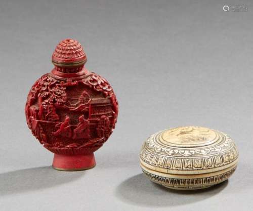 CHINA Assembly comprising a snuff box and a snuffbox 20th century Dim.: 5cm Diameter: 4cm