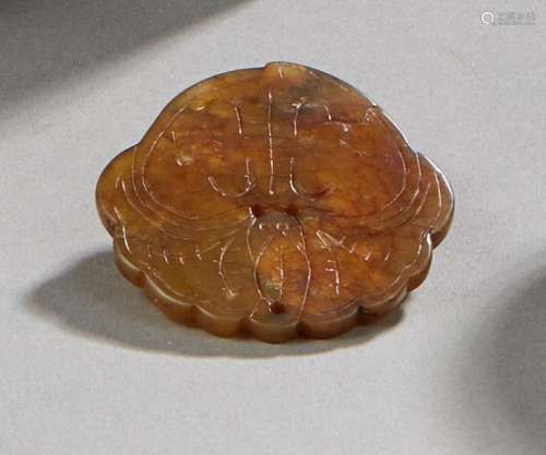 CHINA Green-brown jade medallion carved with a bat. Modern period. Diameter : 5 cm