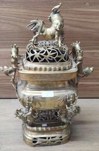 INDOCHINA - Around 1900 Bronze perfume burner on four feet with relief decoration and detached bamboo feet and handles. On the reverse, a partially erased mark. Size : 35x 25 x 22,5 cm