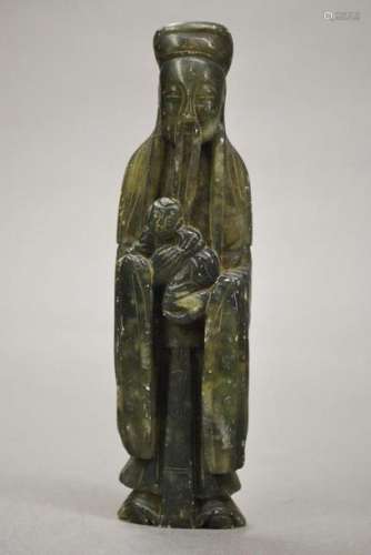 CHINA Green jade group depicting an old man carrying a child. H. 16.5 cm