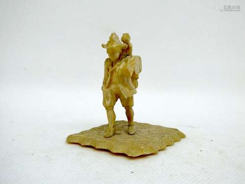 Ivory subject depicting a travelling machand with a monkey on his shoulders. Ht : 5,5cm