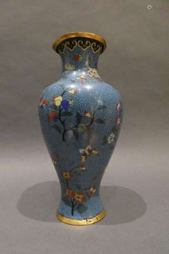 Rac 343 vac 83 CHINA Cloisonné bronze vase with floral design. Late 19th century. H. : 32 cm