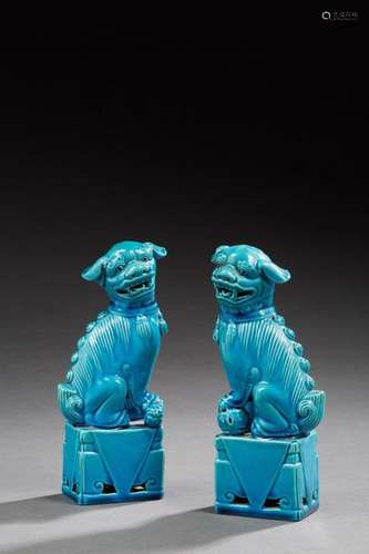 CHINA Pair of blue enamelled porcelain Fô dogs H. 16, 3 cm