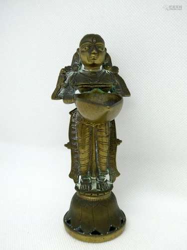 Small bronze statuette of a goddess. H. : 16 cm