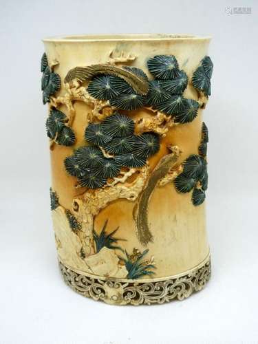 CHINA Ivory bitong carved in relief of bamboos and beanched birds and partially polychrome. Late 19th century. Ht : 21,5cm