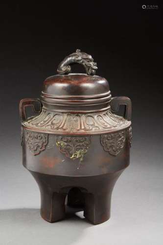 JAPAN Bronze tripod perfume burner with brown-red patina, the handle in the shape of a chimera head. Two-character inscription. 19th century Size: 33 cm