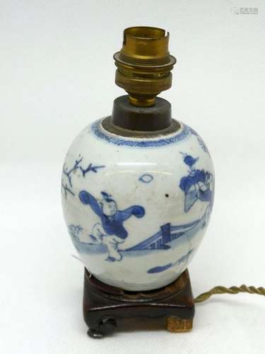 CHINA Small porcelain ball vase with blue and white decoration of characters. Mounted as a lamp, base in uneven wood. Ht : 10,5cm