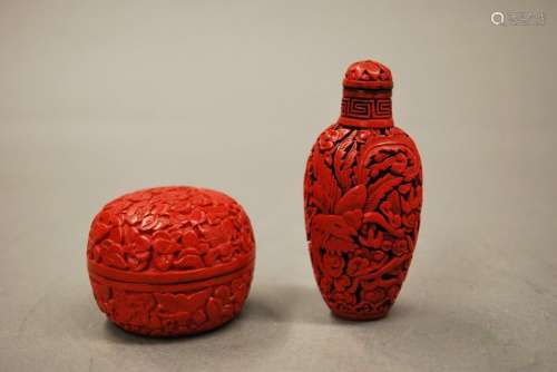 CHINA A snuffbox bottle and a circular covered box in cinnabar-red lacquer sculpted with flowers, foliage and birds: dragons and phoenix. Late 20th century. Diameter: 4 cm