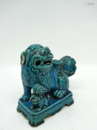 CHINA Figurine representing a dog of Fô in turquoise enamelled porcelain. Late 18th century. H. : 10,5 cm