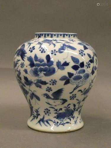 CHINA Porcelain vase with blue-white decoration of foliage and birds Four-character backhand mark. H. : 20cm