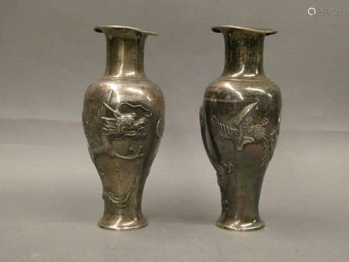 JAPAN Pair of small silver vases decorated with dragons in relief. H. : 19cm