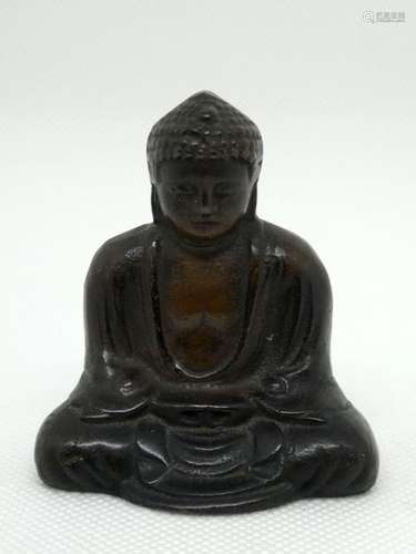 CHINA Small sitting buddha in bronze with brown patina. Ht: 6,5cm