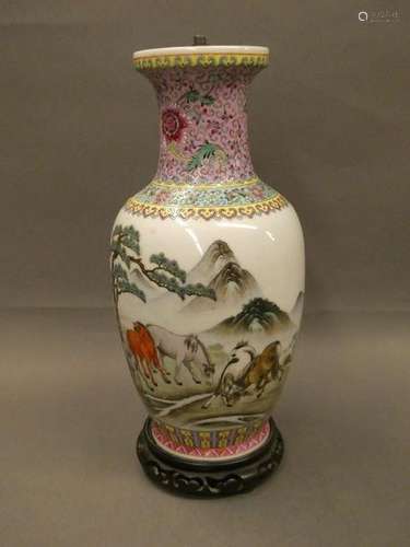 CHINA Porcelain baluster vase with polychrome decoration of horses in a mountainous landscape. Wooden base. Mounted as a lamp. Ht : 35,5cm