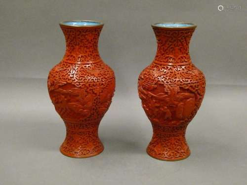 CHINA Pair of red lacquer vases. H. : 26 cm