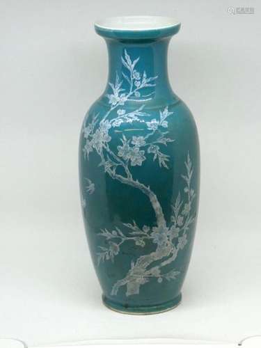 CHINA Green enamelled porcelain vase with white branches decoration. Ht: 30,5cm