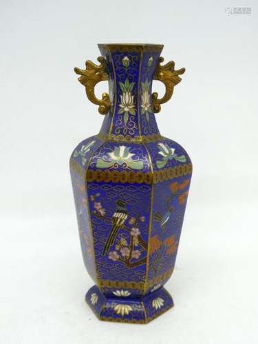 CHINA Small vase with cut sides in cloisonné enamel, the handles in gilt bronze depicting dragon heads. Ht : 17cm