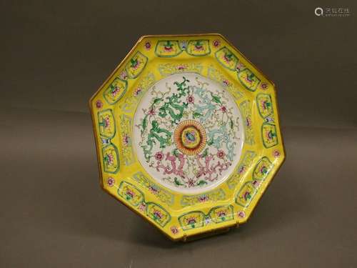 CHINA - Canton Enamel plate. Diameter: 28 cm