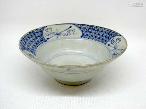 CHINA Blue-white porcelain bowl with stylized decoration. H. : 7 cm