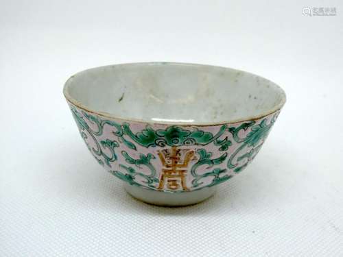 CHINA Porcelain sorbet decorated with green branches on a pink background and ideograms. Marked in reverse. Ht: 5cm - diam: 8,5cm