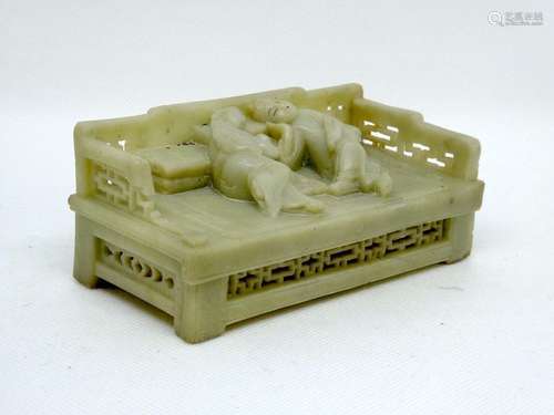 CHINA Nephrite group depicting a couple lying on a bench having tea. Dim : 13x5x5cm