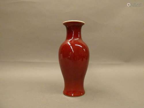 CHINA Ox blood porcelain vase Score on the backhand side. Ht : 26,5cm