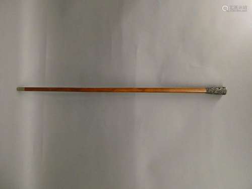 CAMBODIA Wooden cane and silver pommel with dragon decoration. H. : 95 cm