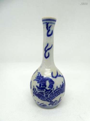 CHINA Small vase with long neck in white porcelain with white and blue dragon decoration. Ht : 15,5cm