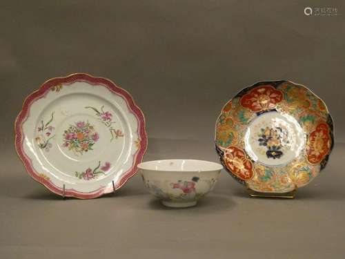 Two plates and a bowl in enamelled porcelain with imari decoration. Grain. 19th century period. Diameter of the plates : 24 and 21cm. Bowl Diameter: 14 cm