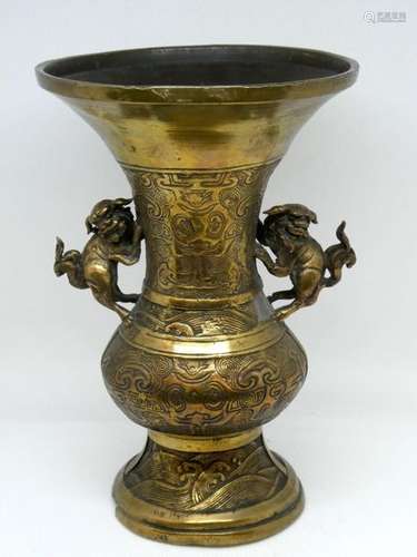 CHINA Copper vase with incised decoration, the handles representing chimeras. Ht : 24,5cm