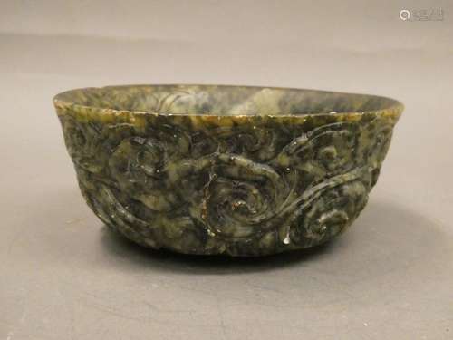 CHINA Carved soapstone bowl green-black, decorated with dragons Diam. 14 cm