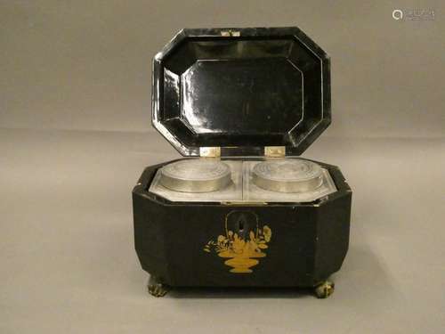 CHINA Blackened wooden tea box decorated with golden flower bouquets, claw feet. Inside two pewter compartments, bone grips. The key is missing. Wear and tear. Dim : 16x23x14cm