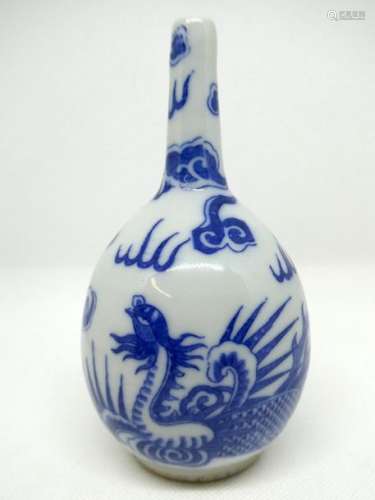 CHINA White and blue porcelain sprinkler with dragon motifs. Height: 16.60 cm
