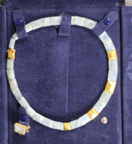PARURE comprenant un collier et une paire de clips…