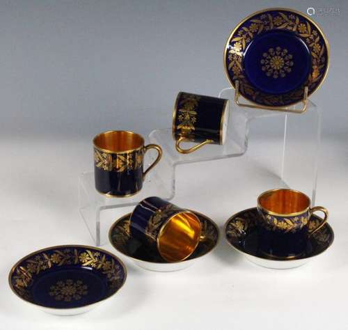 SEVRES XIXe Suite de quatre tasses et leur soucoup…